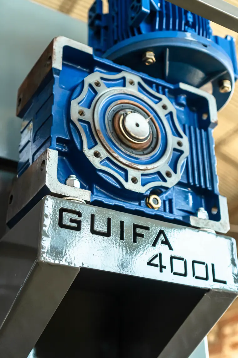 Blue gear motor on the Guifa 400 L plate of a mixer